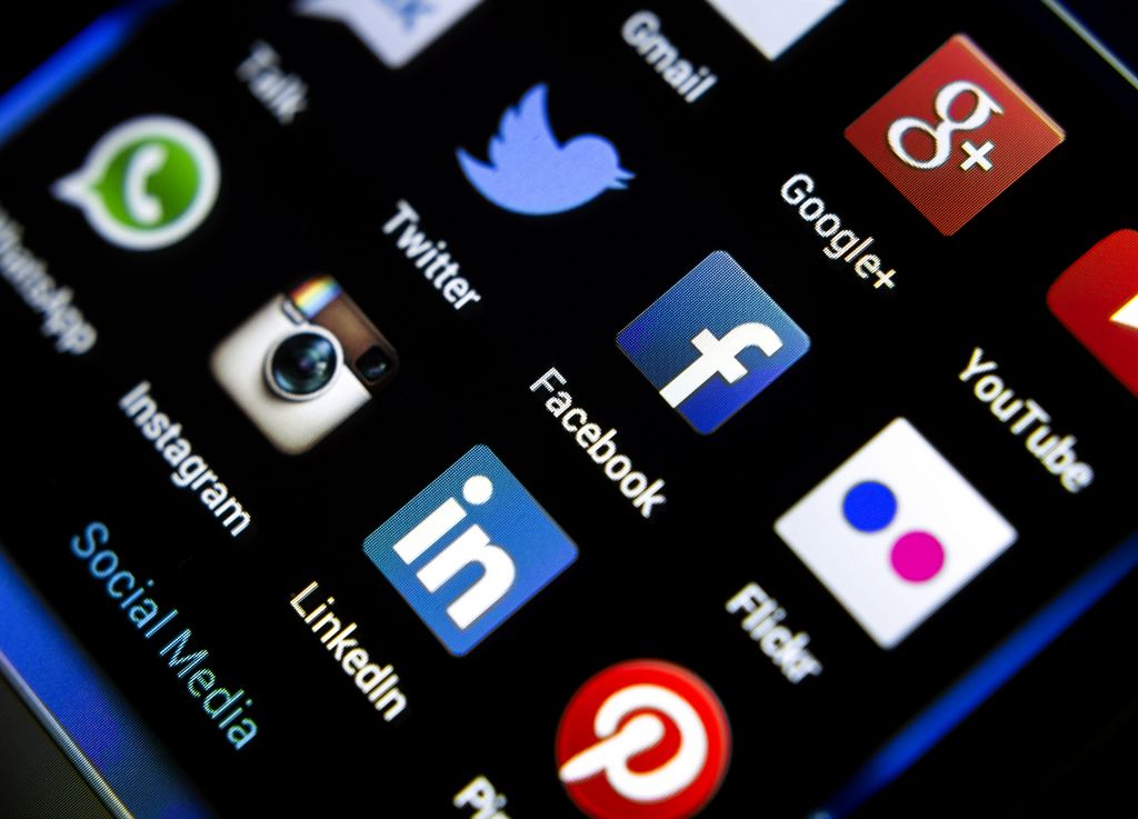 9 Ideal Family Members Tracking Apps to Screen, Track, and Shield